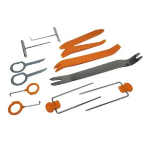 Set alata i plastika za demontažu unutarnjih dijelova u automobilu